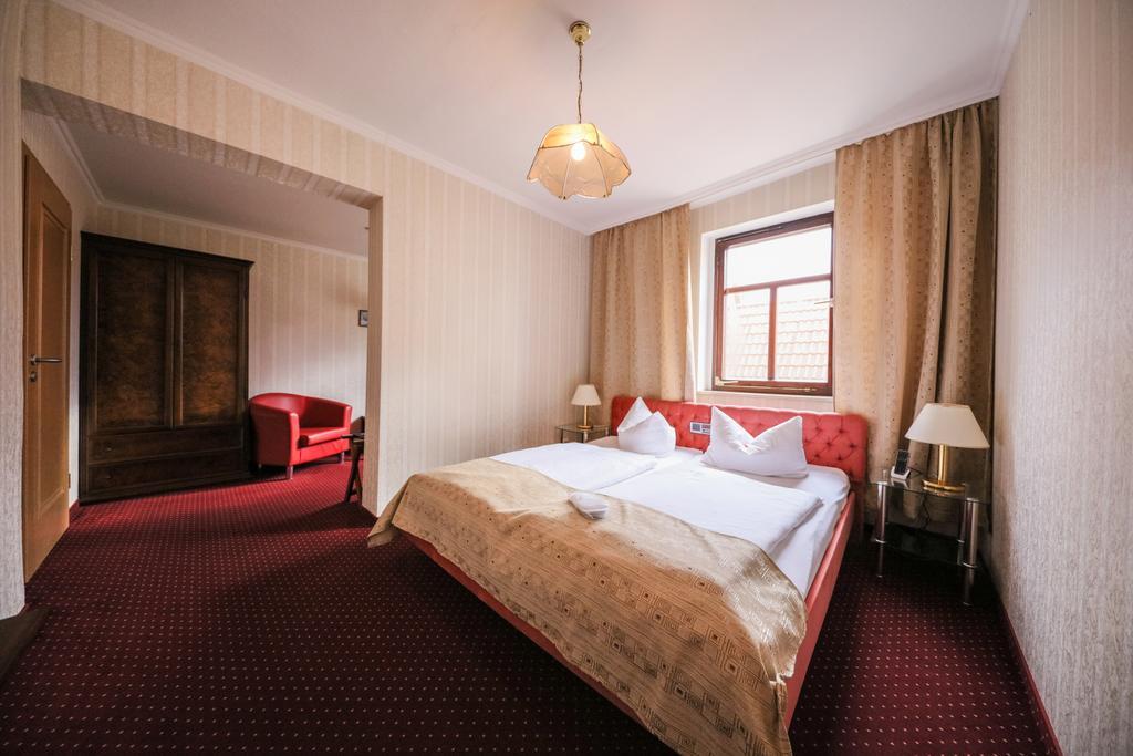Hotel Zur Traube Freyburg Buitenkant foto